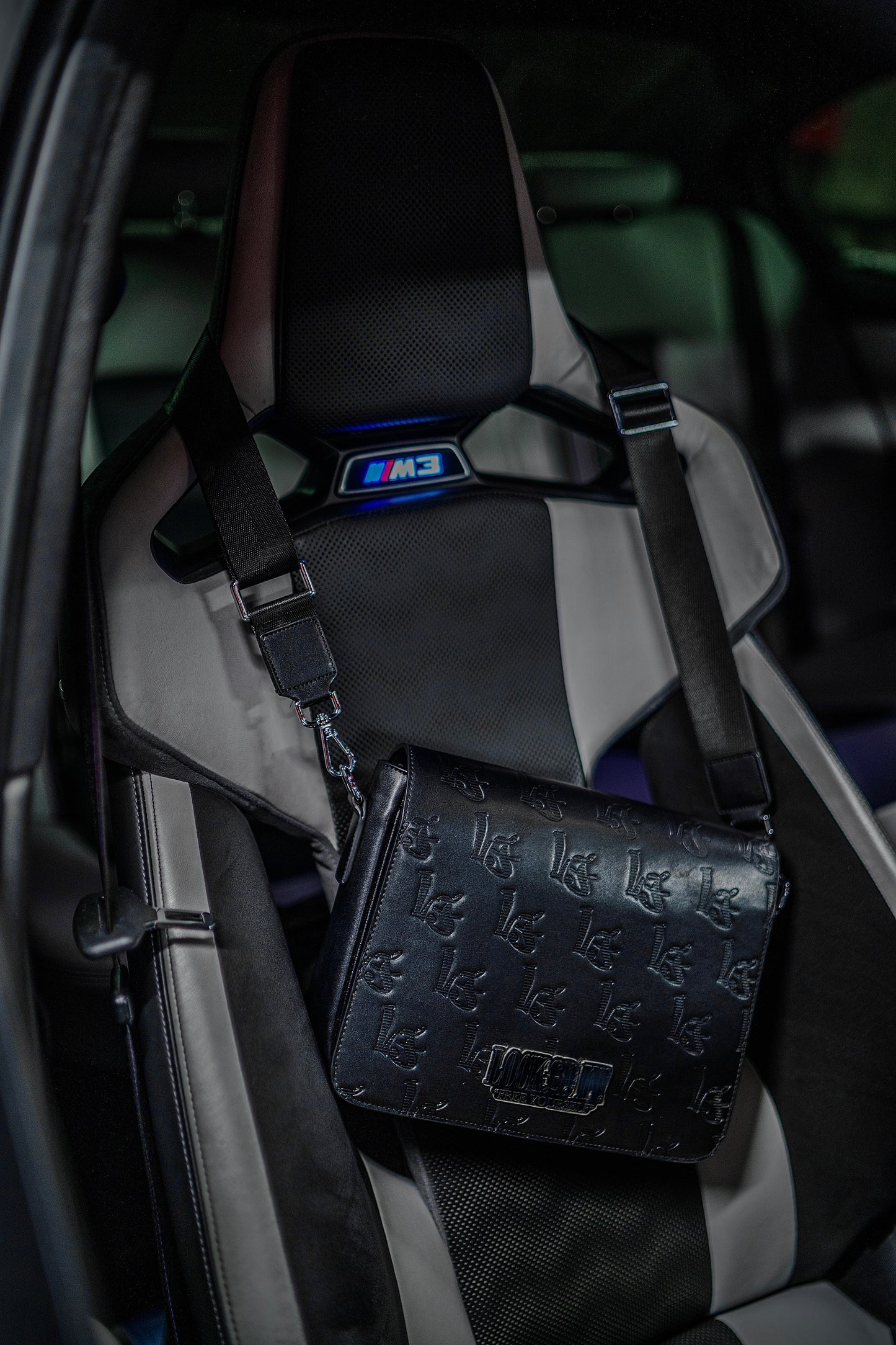THE L£ LEATHER MESSENGER BAG